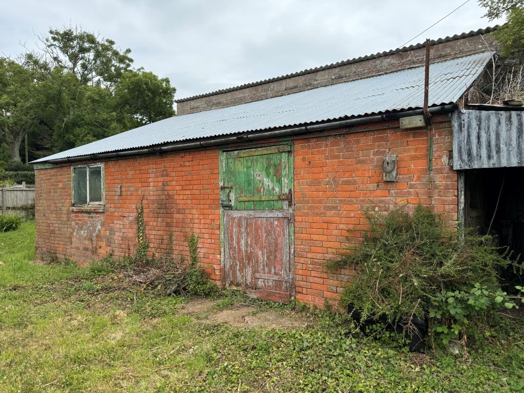 Lot: 49 - TWO FREEHOLD BARNS WITH CONSENT FOR RESIDENTIAL CONVERSION - The barn at the rear of the site
